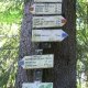 <p>Turistické značení u kamenného mostu Zemská brána</p>